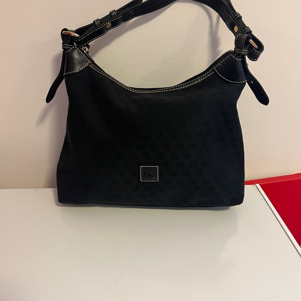 Preowned Dooney & Bourke Classic Black Shoulder Bag